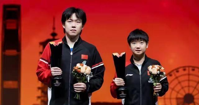 打死没想到！孙颖莎伤退还拿体坛投票第一，王楚钦伤退却登日本权威杂志封面！跟踪国