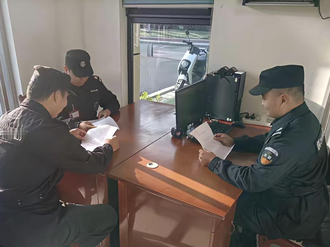 网上看到好多保安招聘信息，都写着招聘条件，但最突出的就是工资，它不是直接写多少，