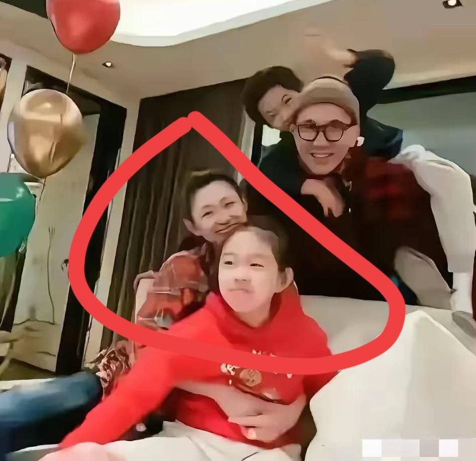 你们发现了吗玥儿和霖霖性格相差好多啊！从这两张四口之家的照片就能一目了然！在