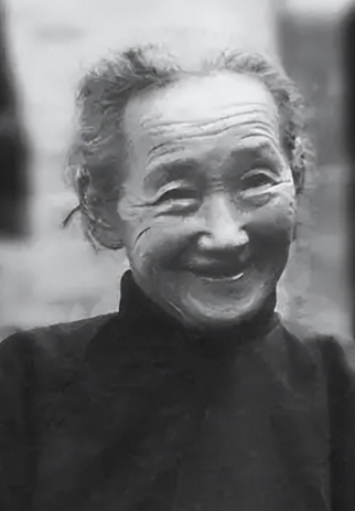 1943年，新婚之夜，37岁的许世友，对着19岁的新婚妻子说了一句话，然后拔枪对
