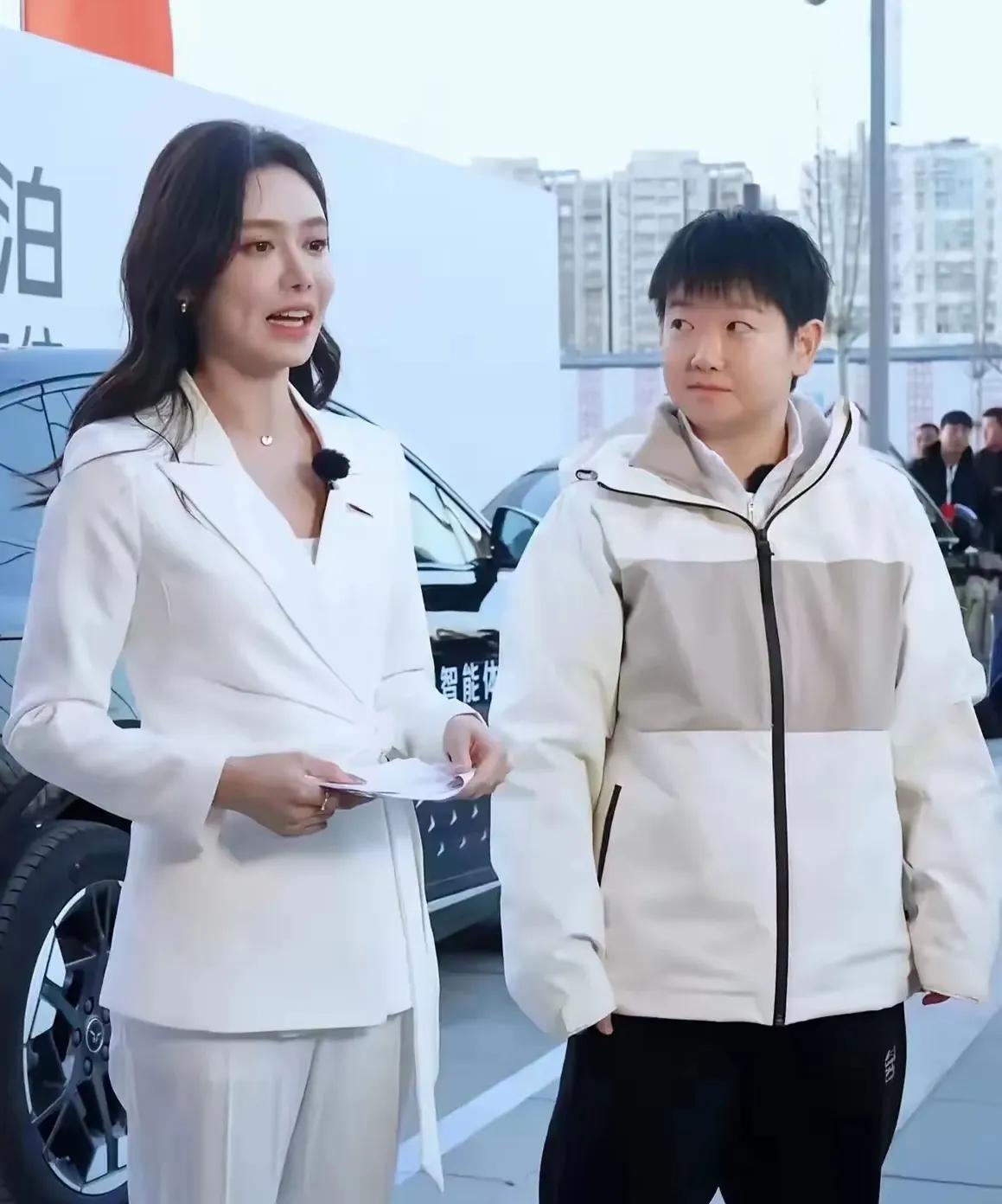 第一次知道，莎莎和美娜曾经这么近！都是漂亮姑娘，莎莎穿着李宁冲锋衣，裤子
