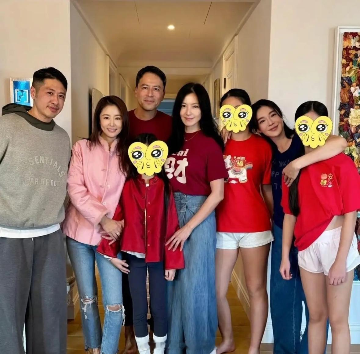 林心如、舒淇、林熙蕾过年聚会，她们三个感情好好啊！看样子应该是在林熙蕾家里，舒淇