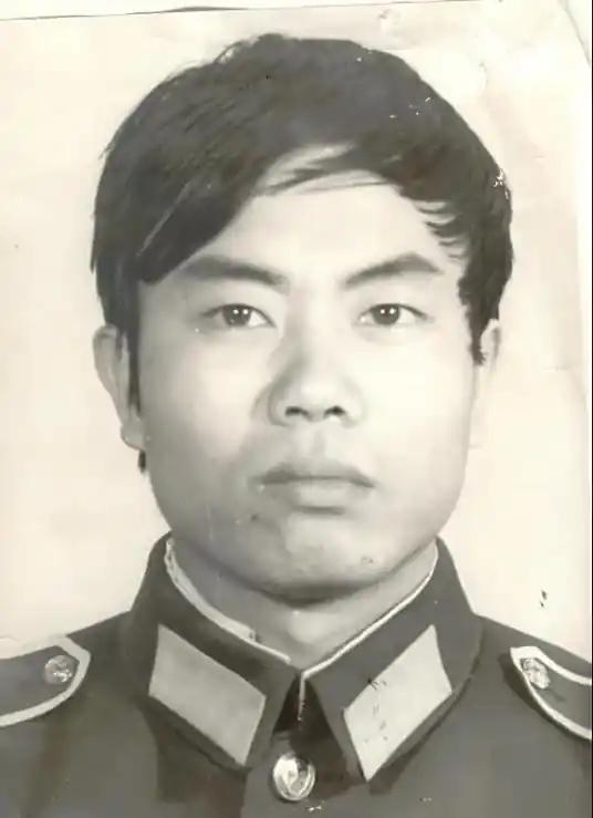 1987年，一缉毒警以回族老板身份打入毒贩内部，谁料吃饭时，毒贩突然夹起一块猪肉