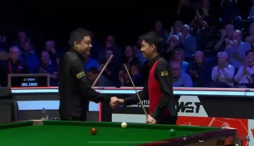 丁主任险胜徐思再遇苦主北京时间12月1日晚，2025年斯诺克英锦赛1/16决赛
