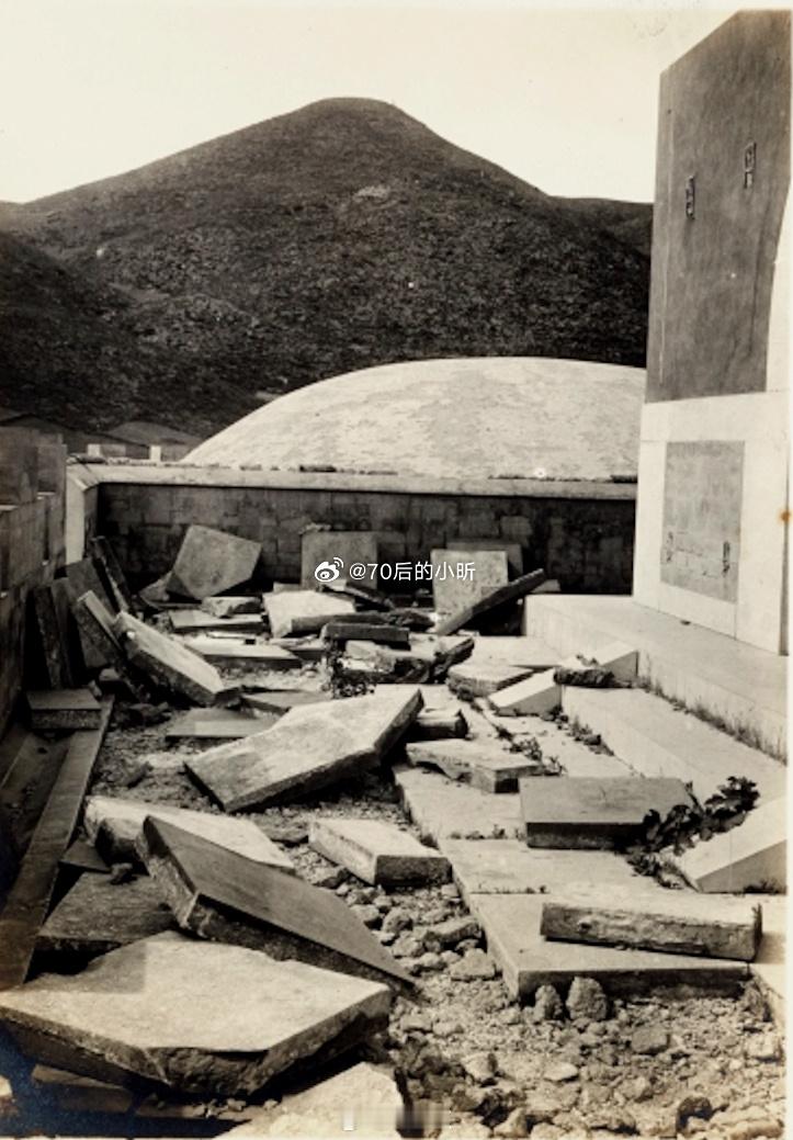 从这两张慈禧陵老照片上看，明楼周围的地面铺墁的金砖都被起翻了，有人解释说是盗陵匪