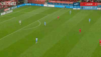 武磊的这个跑位意识是真的好，替补上场时间不长，竟然能够跑出三个准单刀，捕捉机会的