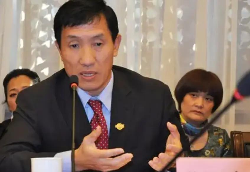 “中国拿什么挑战美国？中国人均收入只相当于美国的8%！”中国经济领域专家黄亚生劝