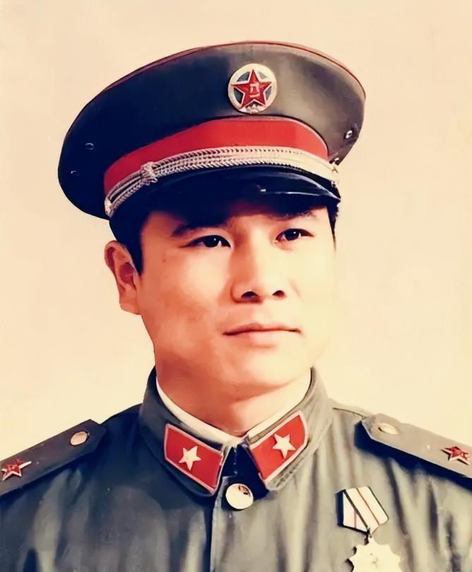 直觉救场！新兵蛋子一句暗号破生死局一个普通士兵的直觉，竟在生死关头改写整支队