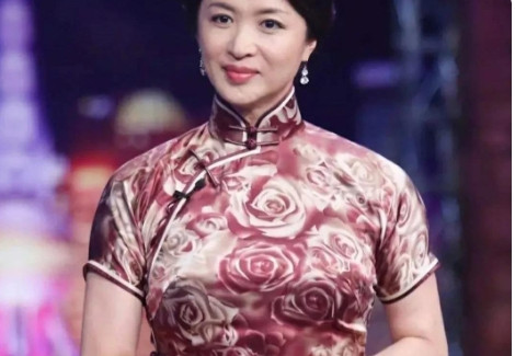 有一次，金星工作完回家，看见保姆带着2个儿子在低头吃饭，而6岁的女儿却站在那里委