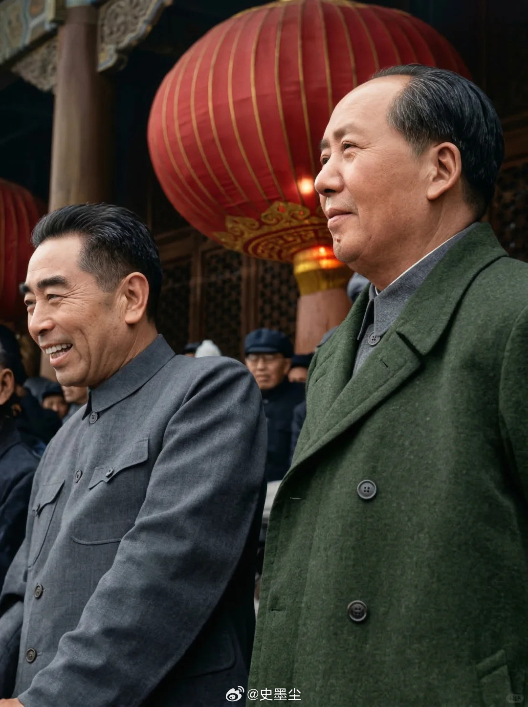 毛泽东同志岁月在侧，他眼里依旧是万里江山阳光洒在城楼上，他和并肩作战的战友，正