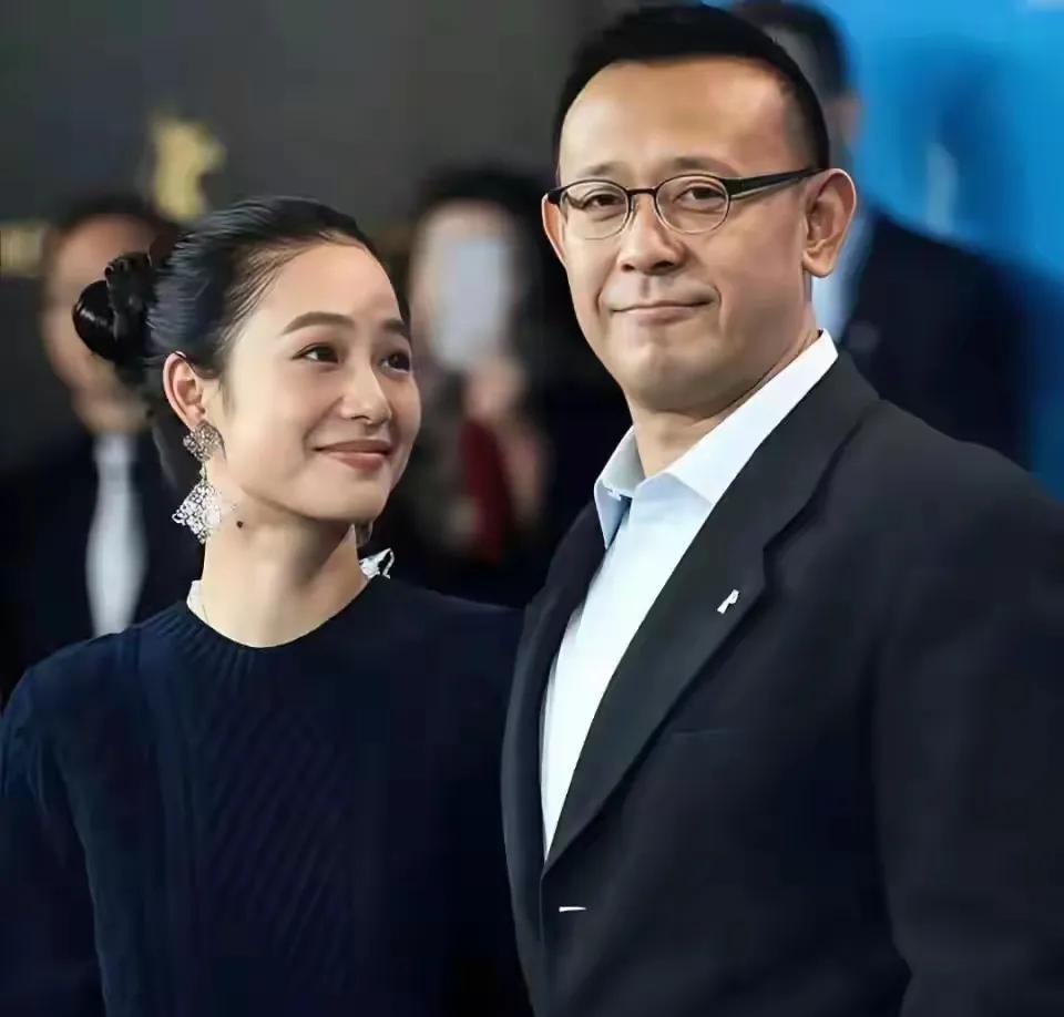 周韵年轻的时候真的很漂亮，比巩俐，刘晓庆这些一线大明星漂亮多啦！周韵的笑容灿烂