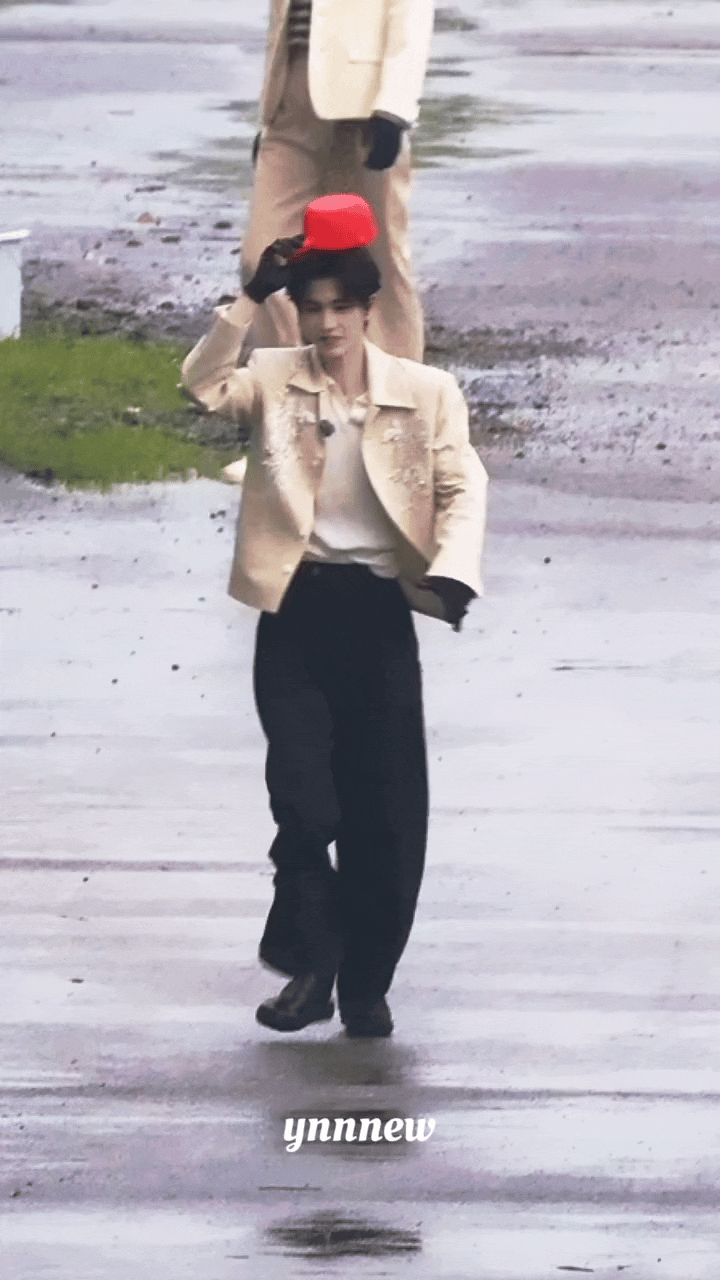 张凌赫无效挡雨张凌赫用水瓢挡雨开始推理吧张凌赫一米九的个子举着个小水瓢挡雨，那个