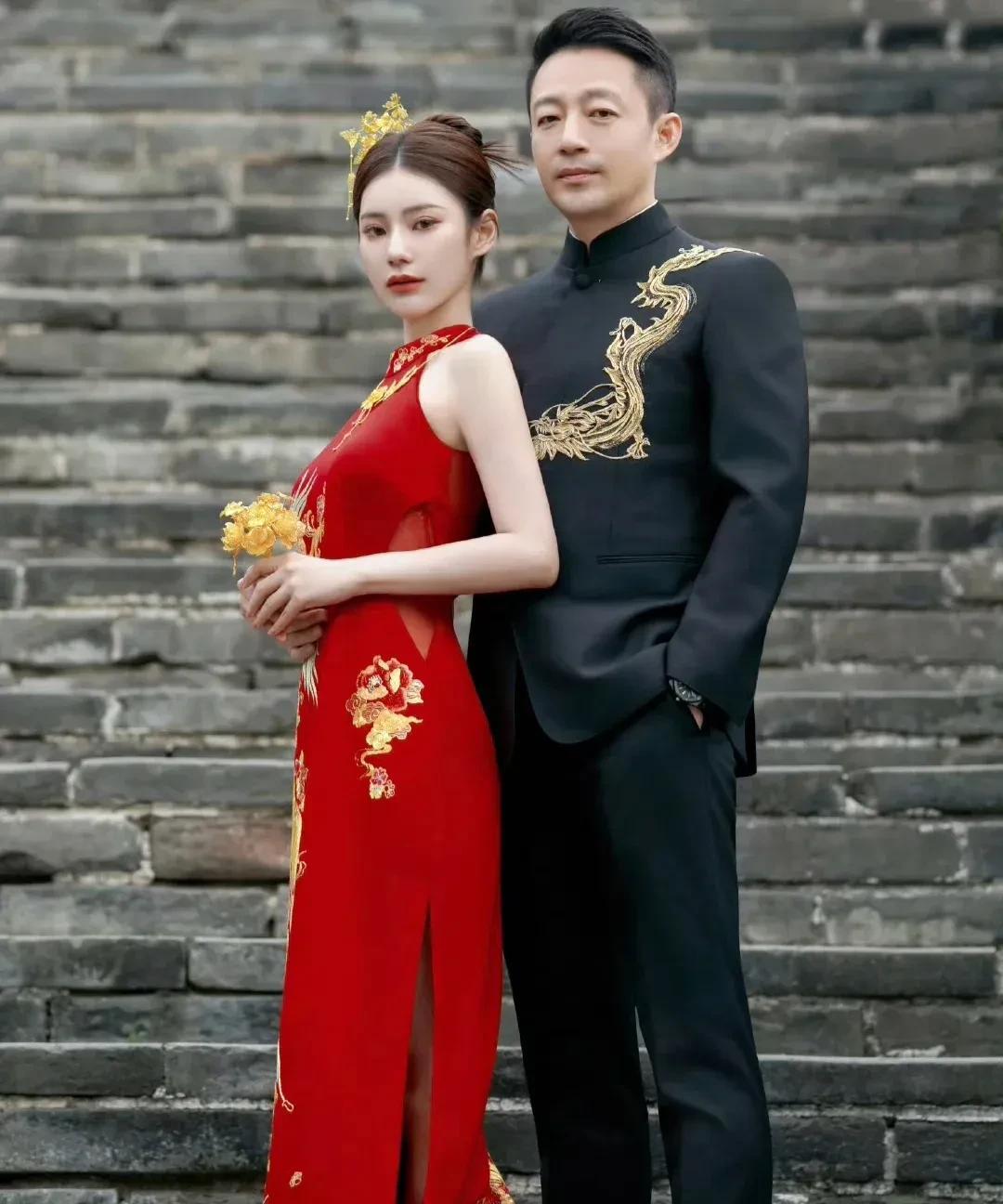 汪小菲马筱梅婚纱照曝光，东西方元素相结合。人生四喜之一啊，洞房花烛夜，他俩今天正