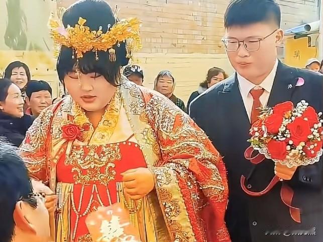 这就是大衣哥的女婿，名字叫李建伟，年龄和朱雪梅同岁，今年二十六岁。长相很耐看，他