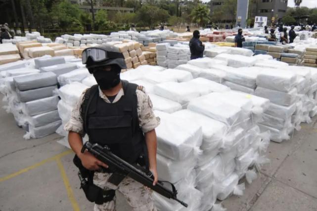 击毙大毒枭“埃尔·门乔”，为何能撕裂整个墨西哥？因为他是毒品集团“教父”、精神图