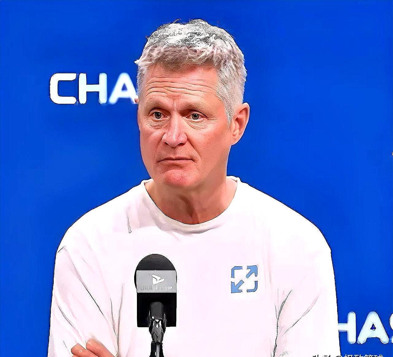 库里这事儿吧，其实挺简单的。他膝盖发炎了。官方说法叫什么“髌股关节炎症”，