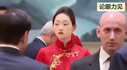 国宴的服务员确实不一般。她们站在桌边，眼神扫视全场，不是在盯着菜碟酒杯，而是