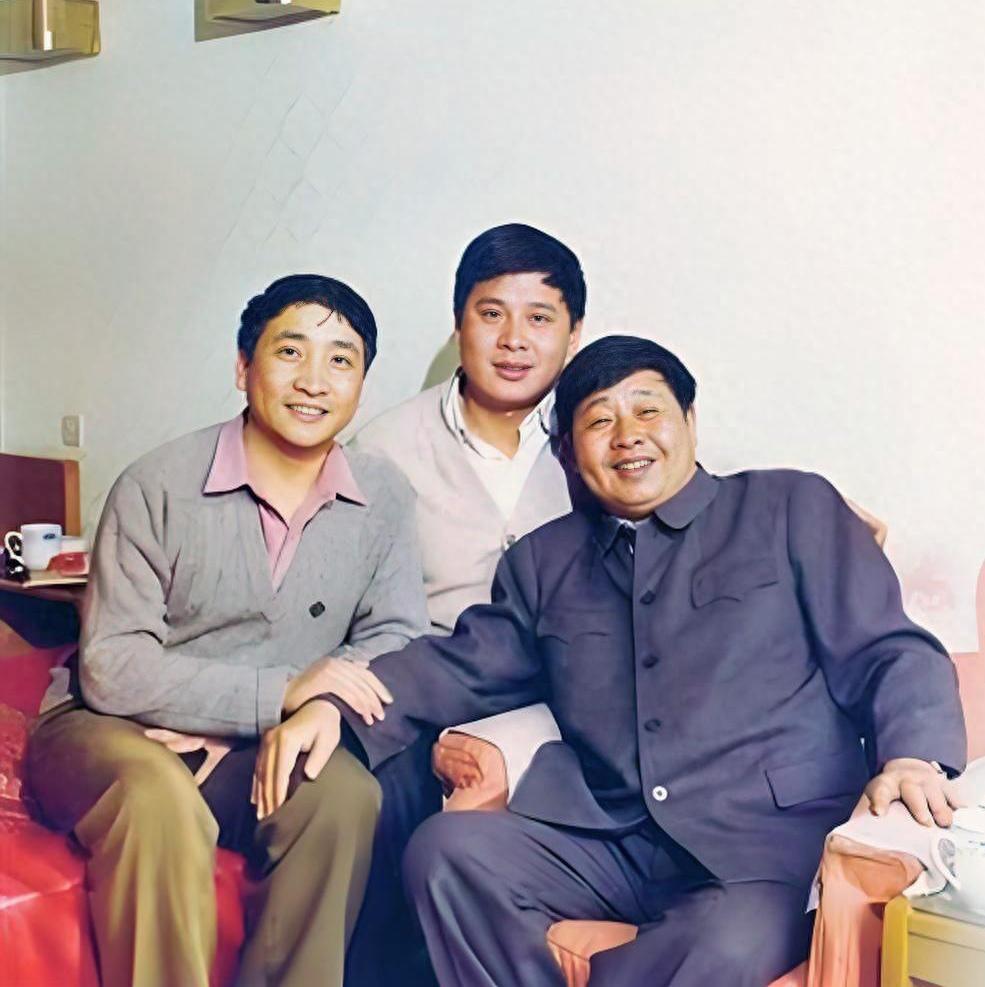 三位相声表演艺术家同框：穿着中山服的马季笑意粲然，满面春风；一旁的弟子姜昆浓