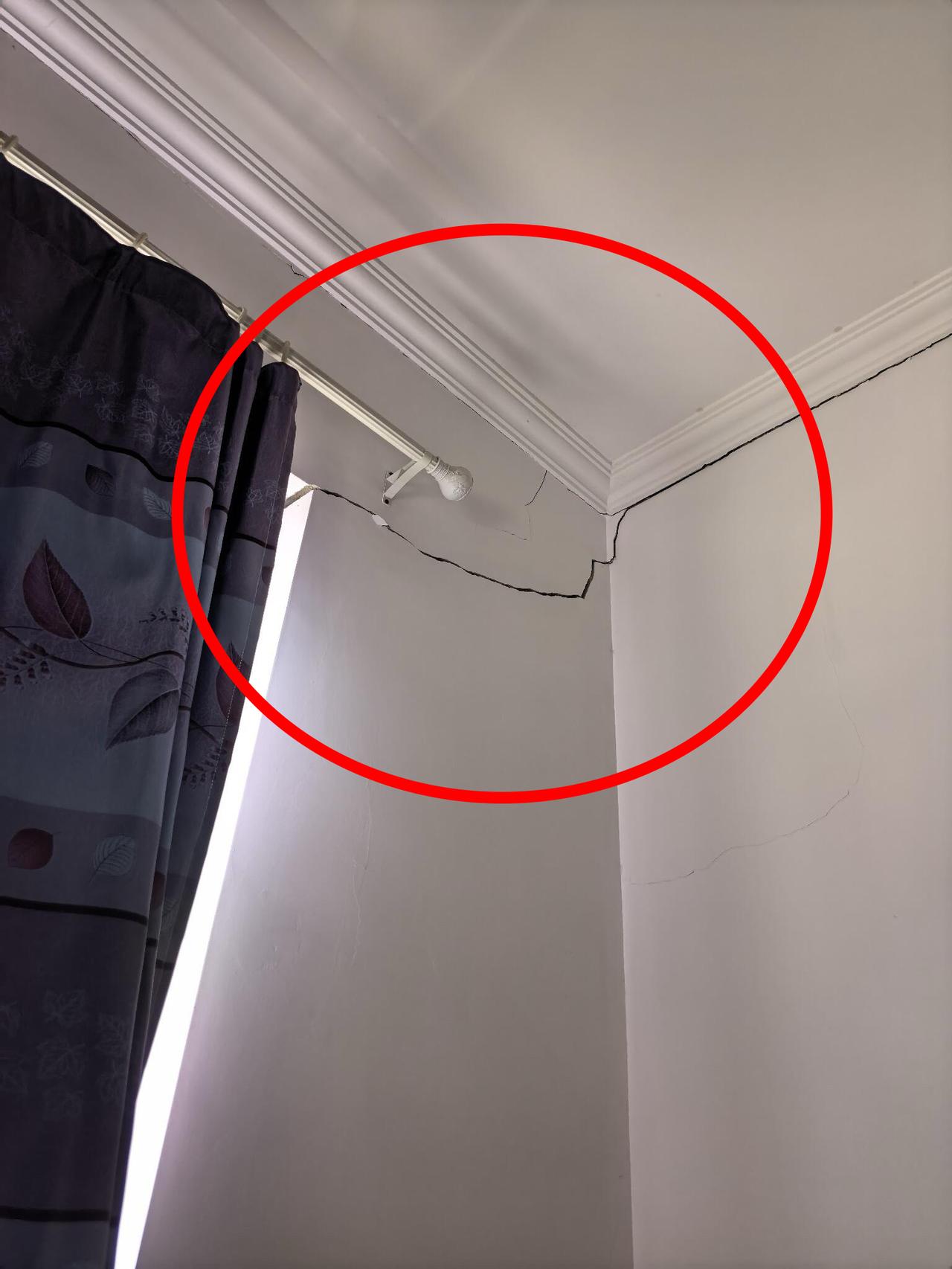 “邻居挖深两米，我家墙壁裂了缝，这年过得真是心塞！”安徽一位网友的吐槽，瞬间引