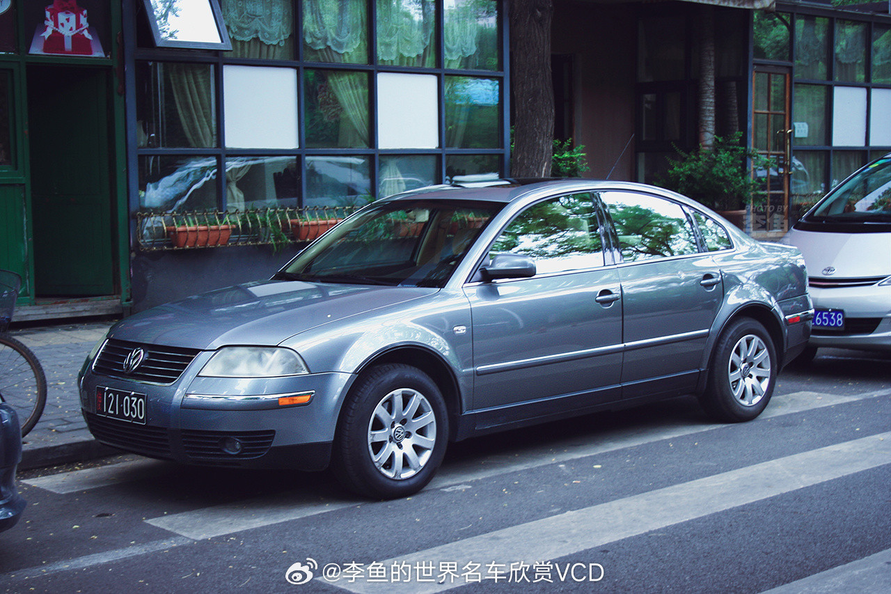 十多年前在三里屯路边遇见的一辆使馆牌B5.5美规帕萨特，拍完前后两张就走了。回家
