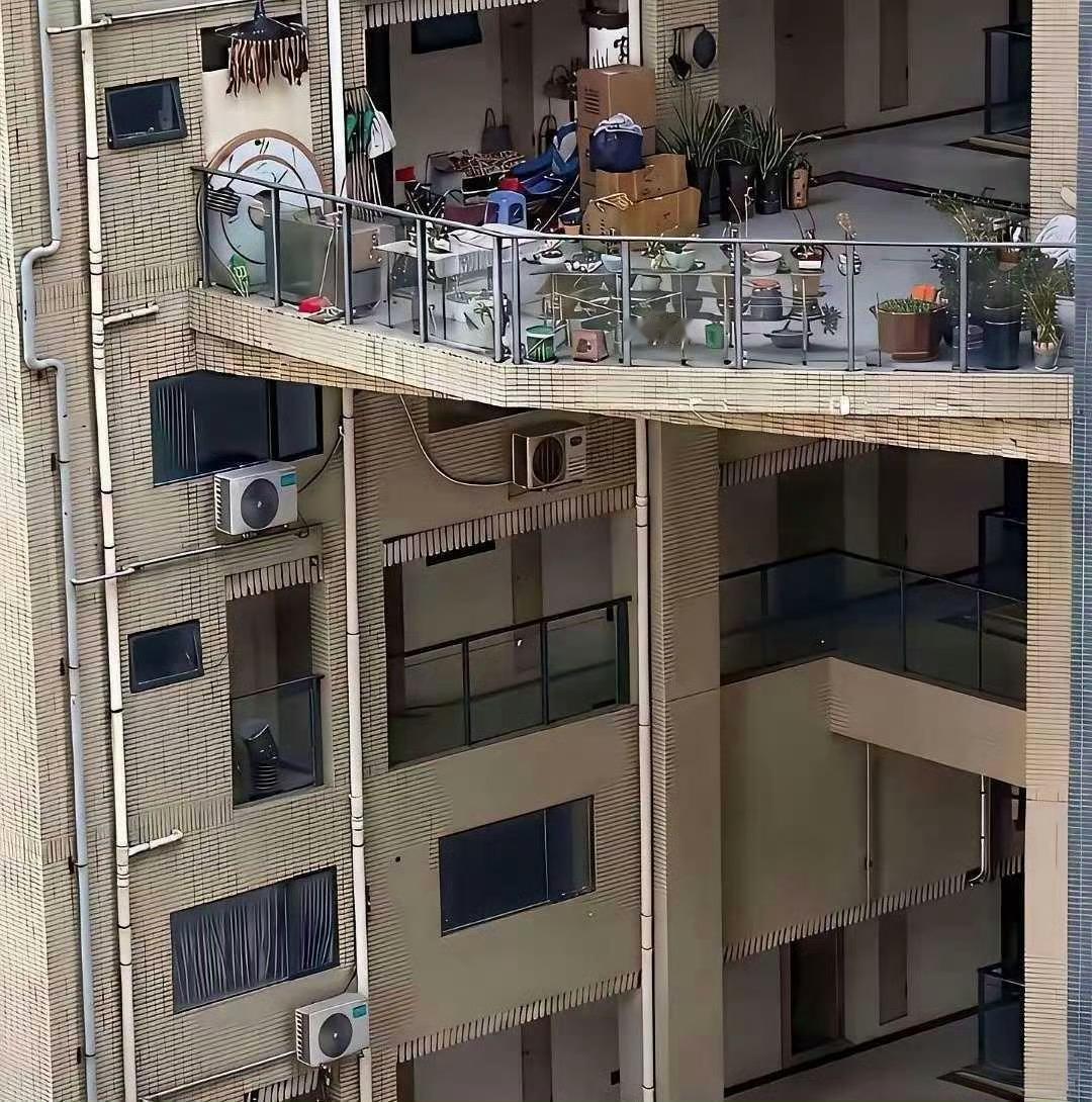 “买房时给多5万能把这阳台给您，你愿意不？”