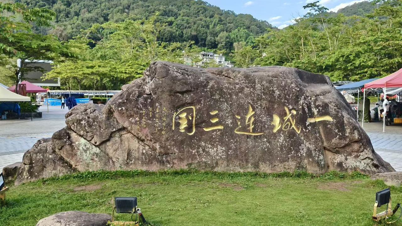 沿着G219国道继续我的环边境自驾之旅。清晨八点从江城县城启程，驱车六十公里奔赴