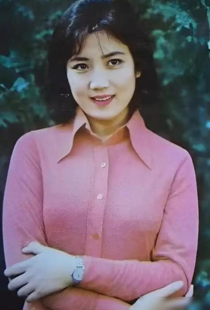 我告诉你，李秀明最狠的角色，不是孔雀公主。是她自己。当年的北影厂三朵金花，双