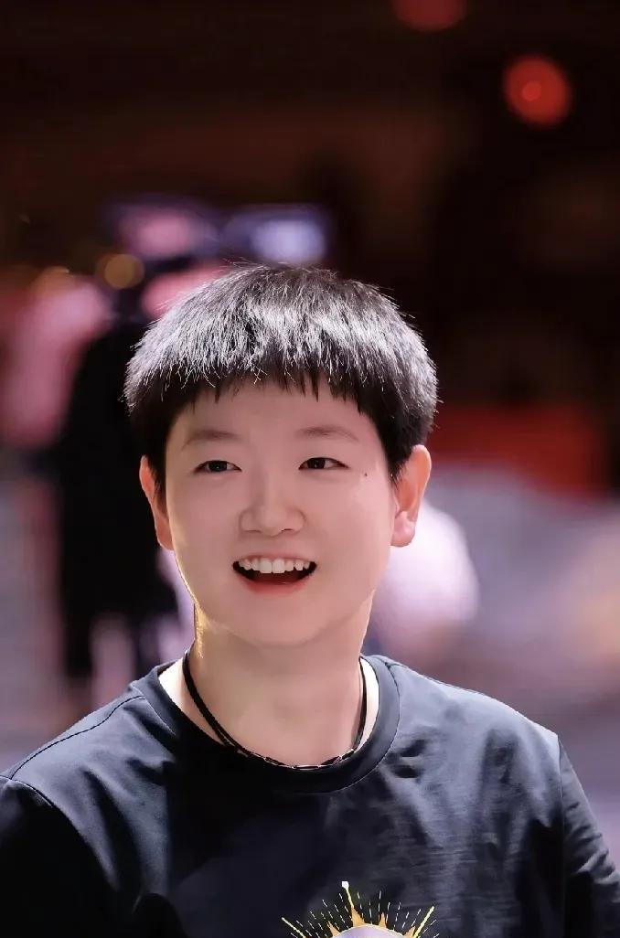 孙颖莎赶场打球后连夜回北京粉丝心疼又无奈孙颖莎本来不用参加这次乒超联赛第二阶