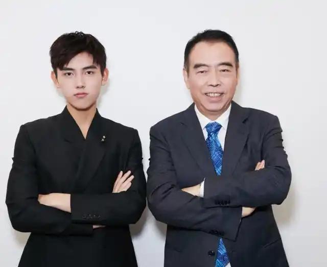 陈飞宇一句话，把国庆档引爆了。 “别人都说我靠爹”，《神探之痕迹》里这句台词
