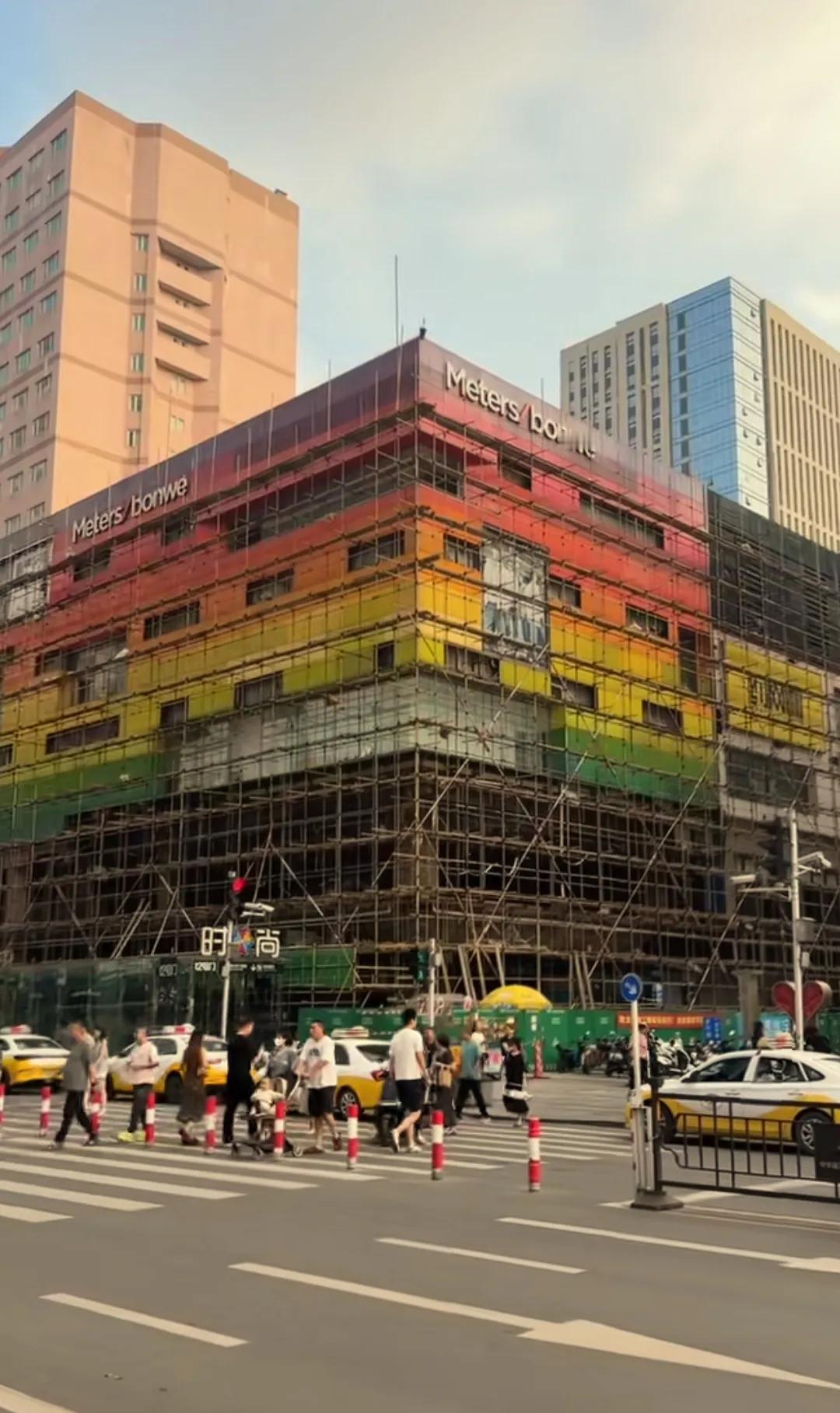 最近这段时间大家会发现在沈阳太原街附近正在改造建设一座大型购物中心，从工地现场来