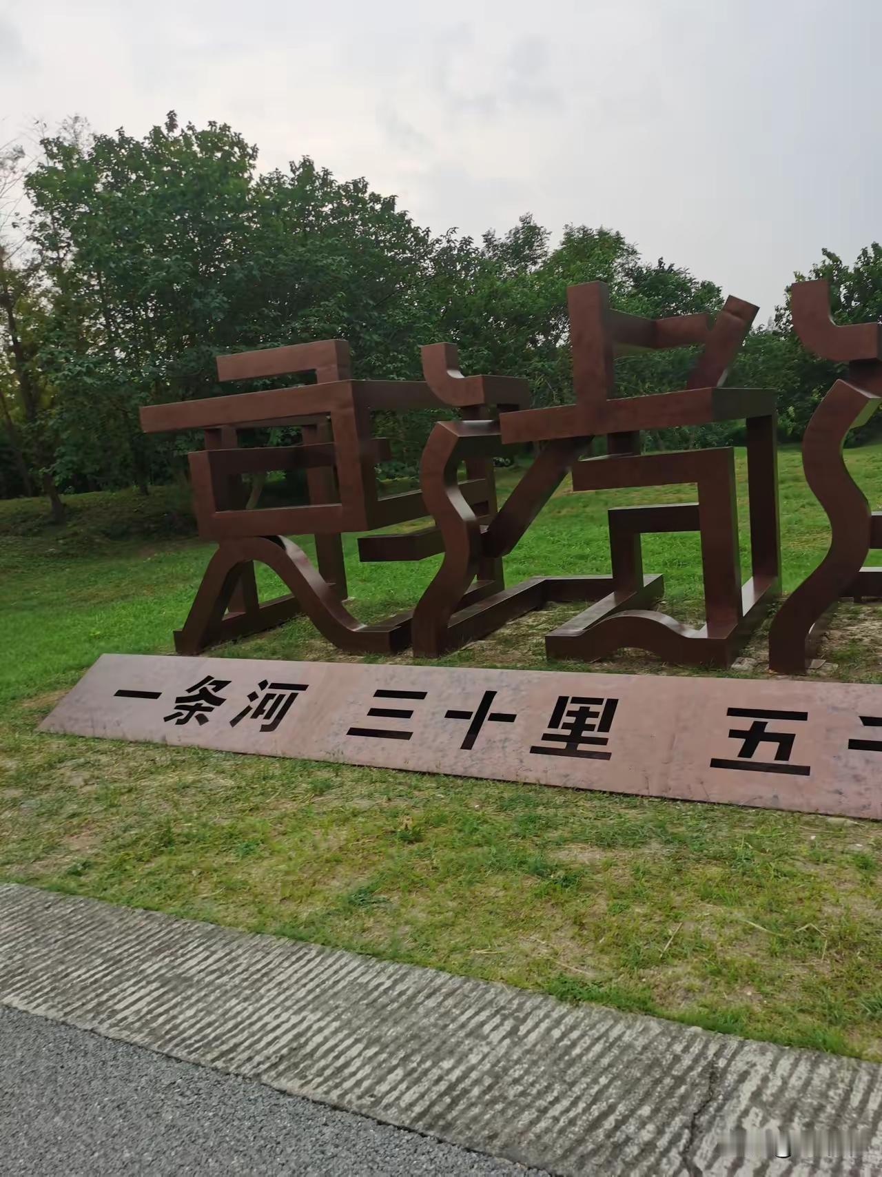 小姨每个月退休工资七千多块钱，每次工资一到账立马就转给儿子六千元。那天我去她