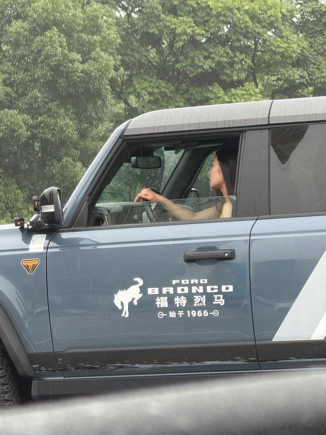 拍摄停车站发现拍摄烈马的小姐姐把产品点说错了你们说我这专业的汽车博主要不要上