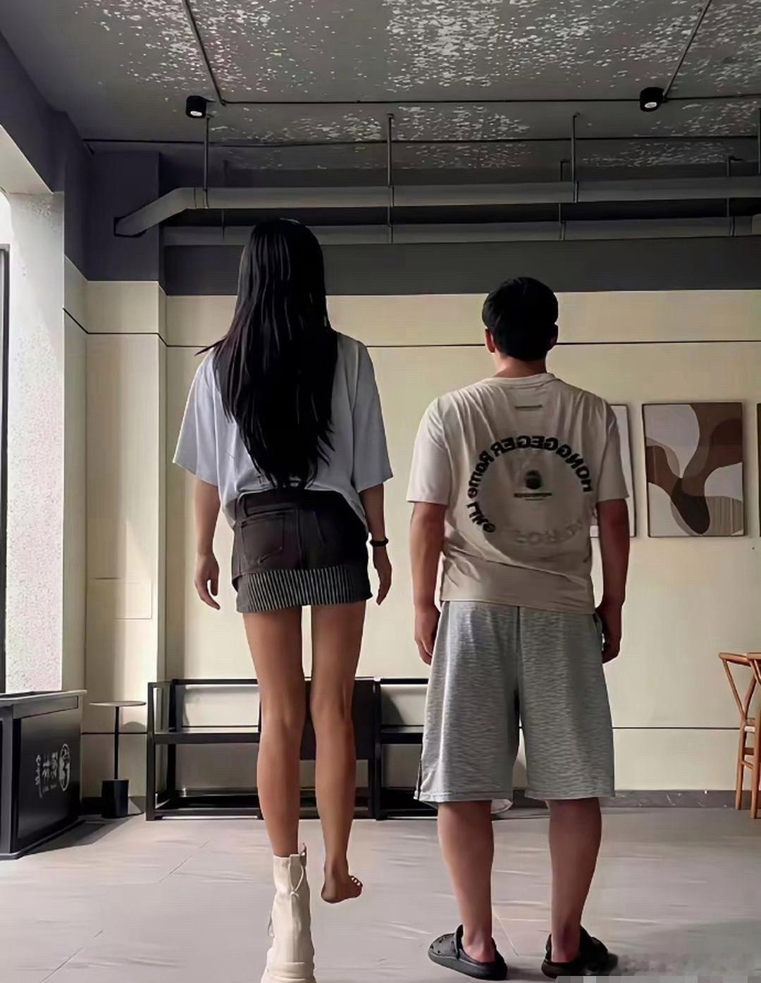 不得不说，穿这种增高鞋也是门技术活，一般人真驾驭不了……