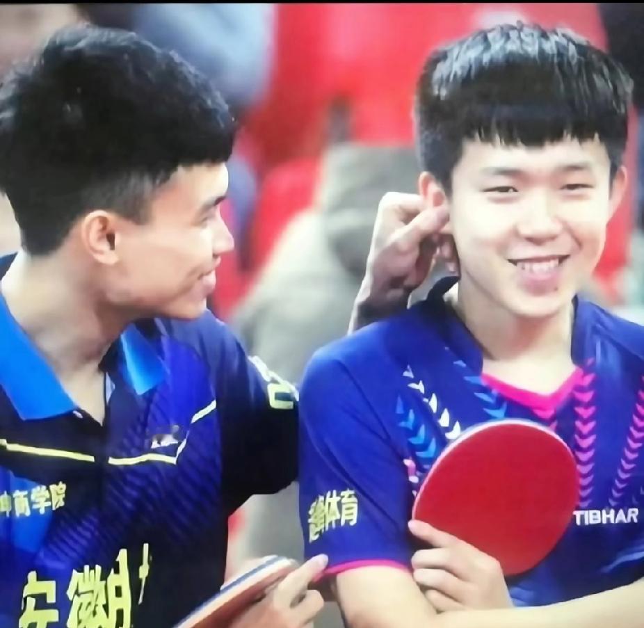 大头的耳朵又“遭殃”了！😂翻出这张老照片，瞬间梦回青涩时光。看看周