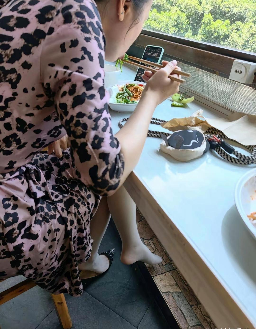 在餐厅吃饭，公共场所脱鞋……这样礼貌吗？