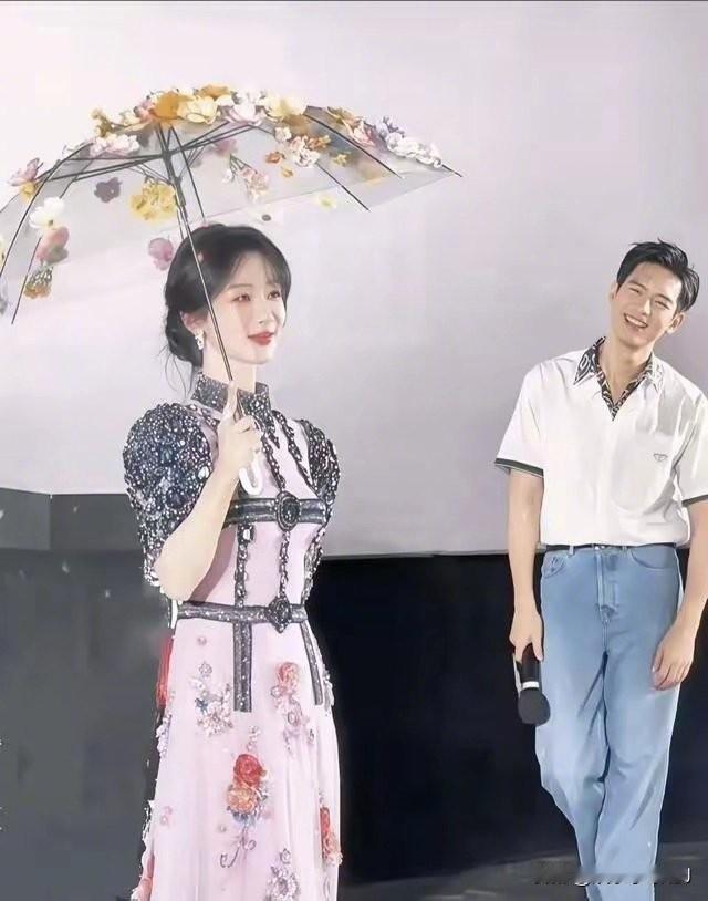 杨紫和李现的友情很特别在娱乐圈里也很难得，两位三搭在何时，这友情我慕了！