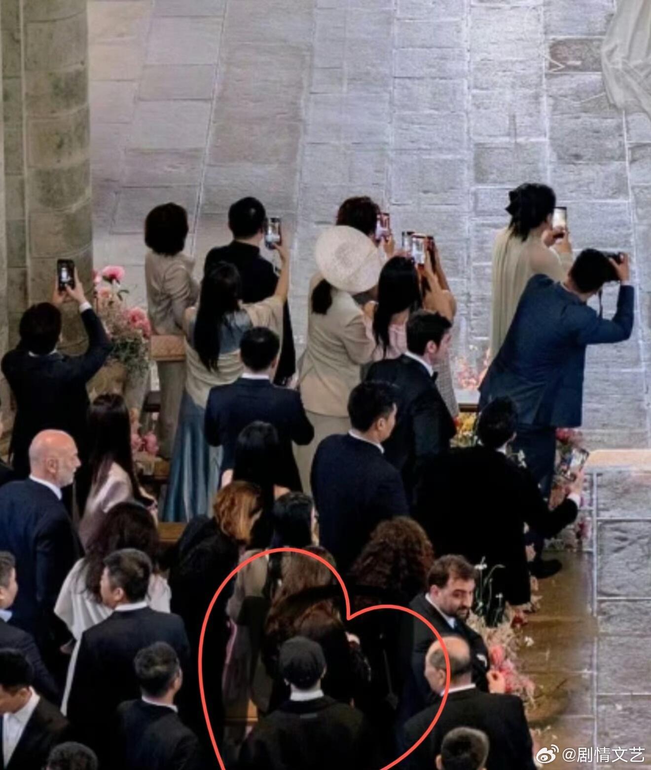 王嘉尔出席何猷君婚礼现场照片即便工作遍布世界各地，王嘉尔也记挂老友婚礼，巡演结束