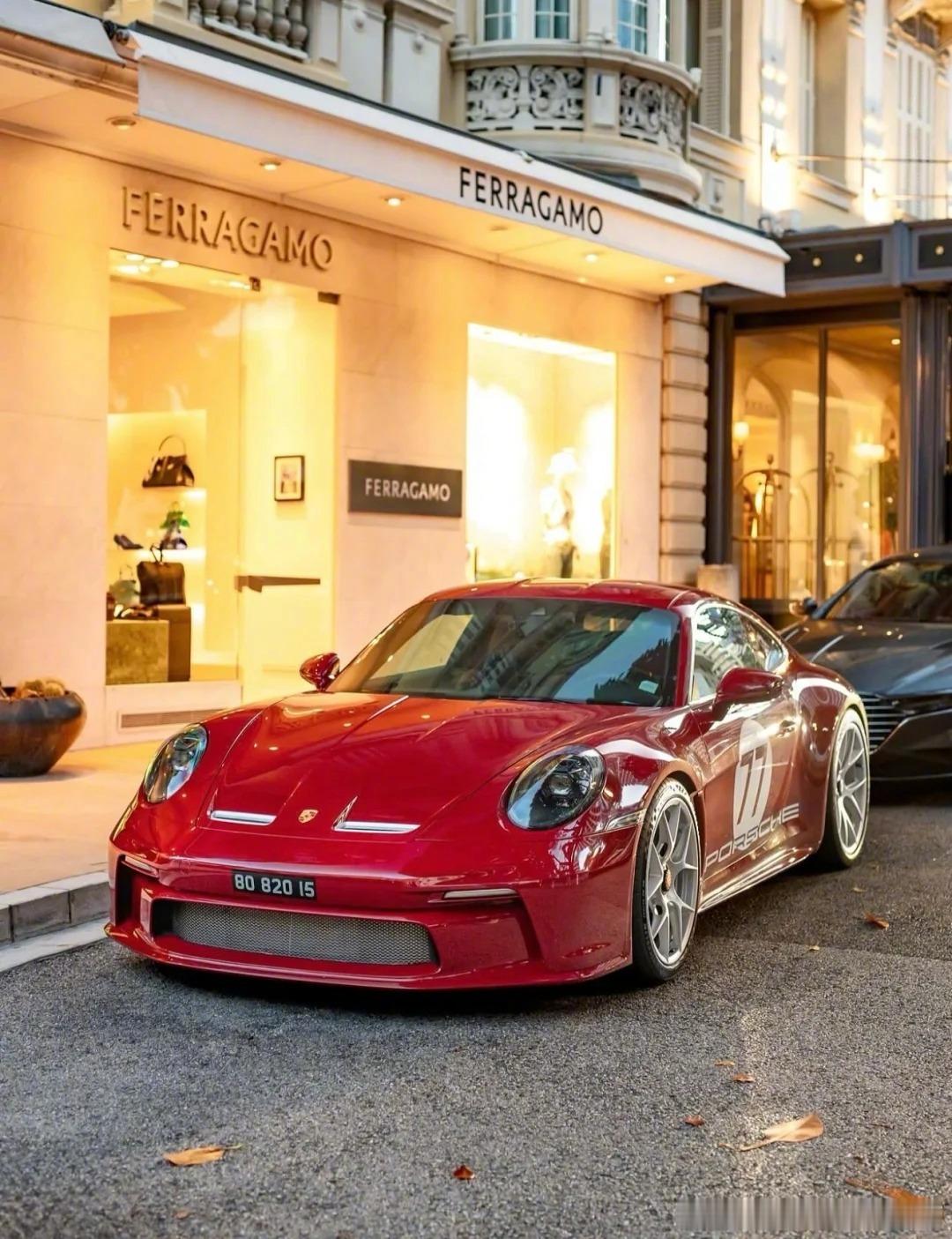 大红色的保时捷911S/T，鲜艳而炙热​​​