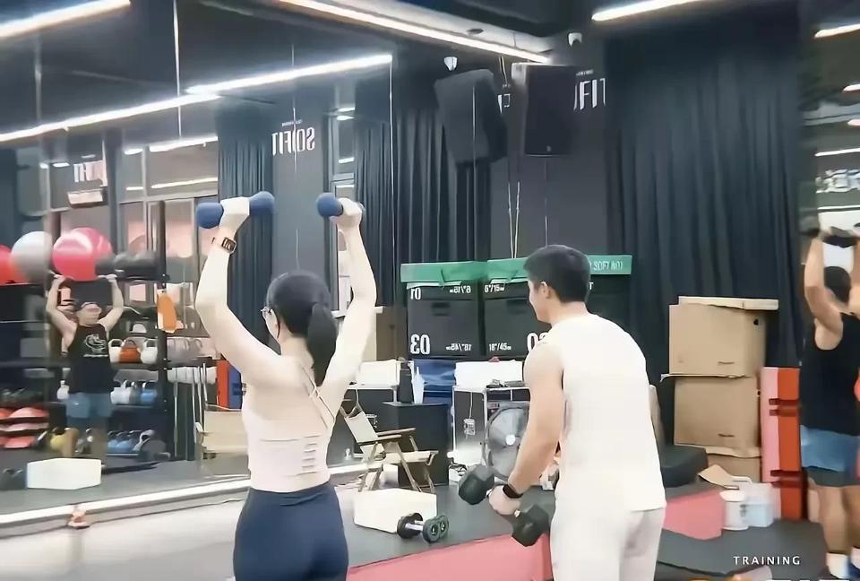 梁子莹出轨事儿健身偷腥一时爽，天天溅身麻烦长。工行有个梁子莹，出轨教练瞎