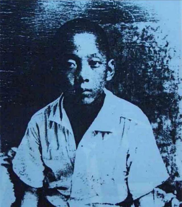 1943年6月底，日军正在清点俘虏，竟发现了一名年纪约七八岁的男孩子！一个日本士