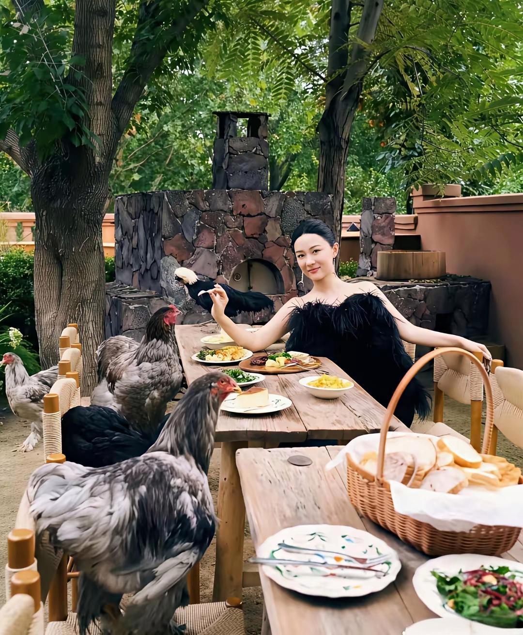 2024年，霍思燕在北京郊区私宅，3000平摩洛哥风庄园，拍芭莎宠爱动态封面，闻