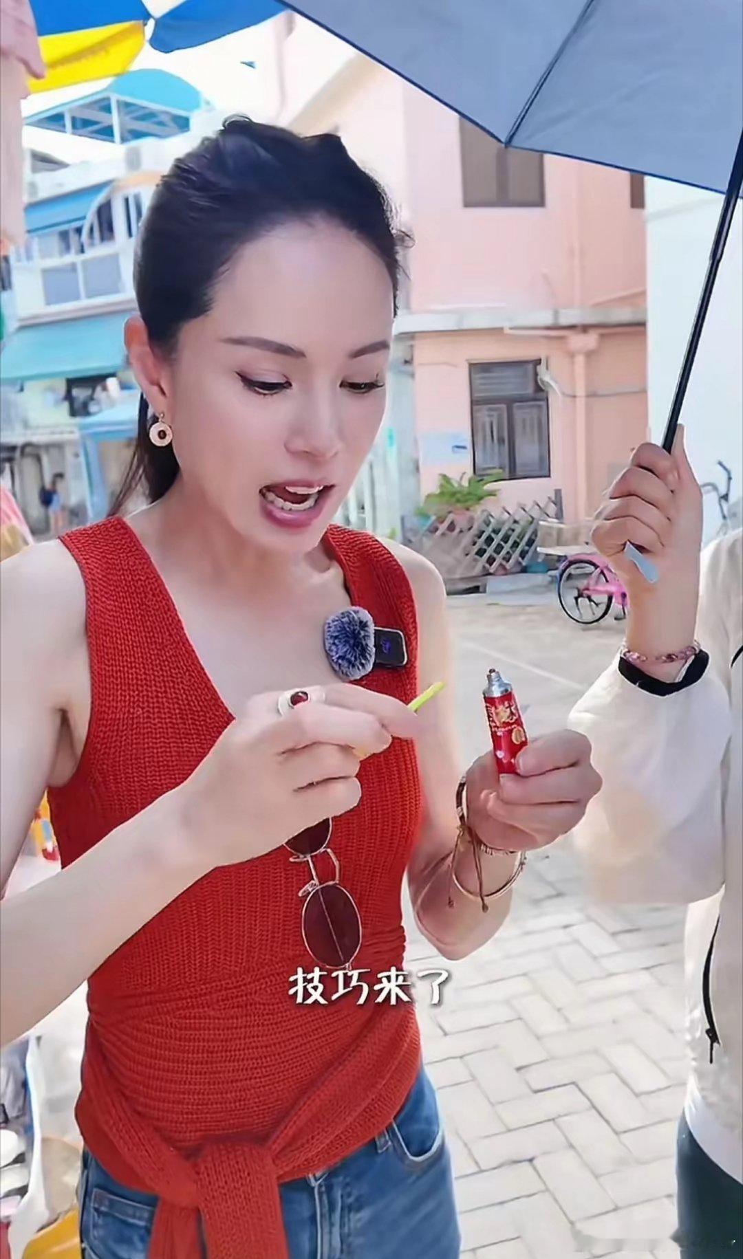 李若彤现身长洲岛梳着高马尾，活力满满，身着背心搭配牛仔裤，尽显青春干练一头浓密乌