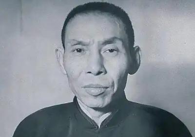 杜月笙为了检查小儿子是否聪明，在桌上放了银元、金条和钞票，说：“儿子，这三样东西