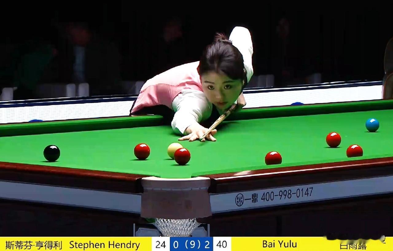 中国苏州斯诺克大师邀请赛，白雨露5-2战胜台球皇帝亨德利。第1局亨德利率先