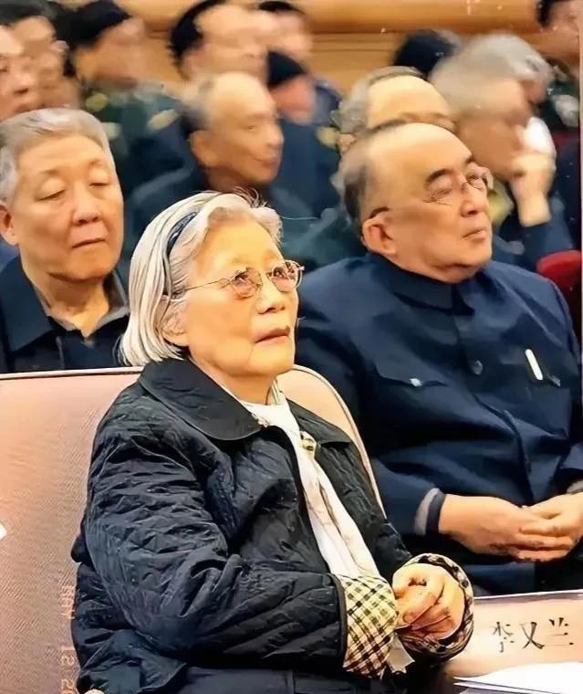张爱萍将军的夫人李又兰女士（左），伍绍祖（右），与两弹一星元勋孙家栋（后）在一起