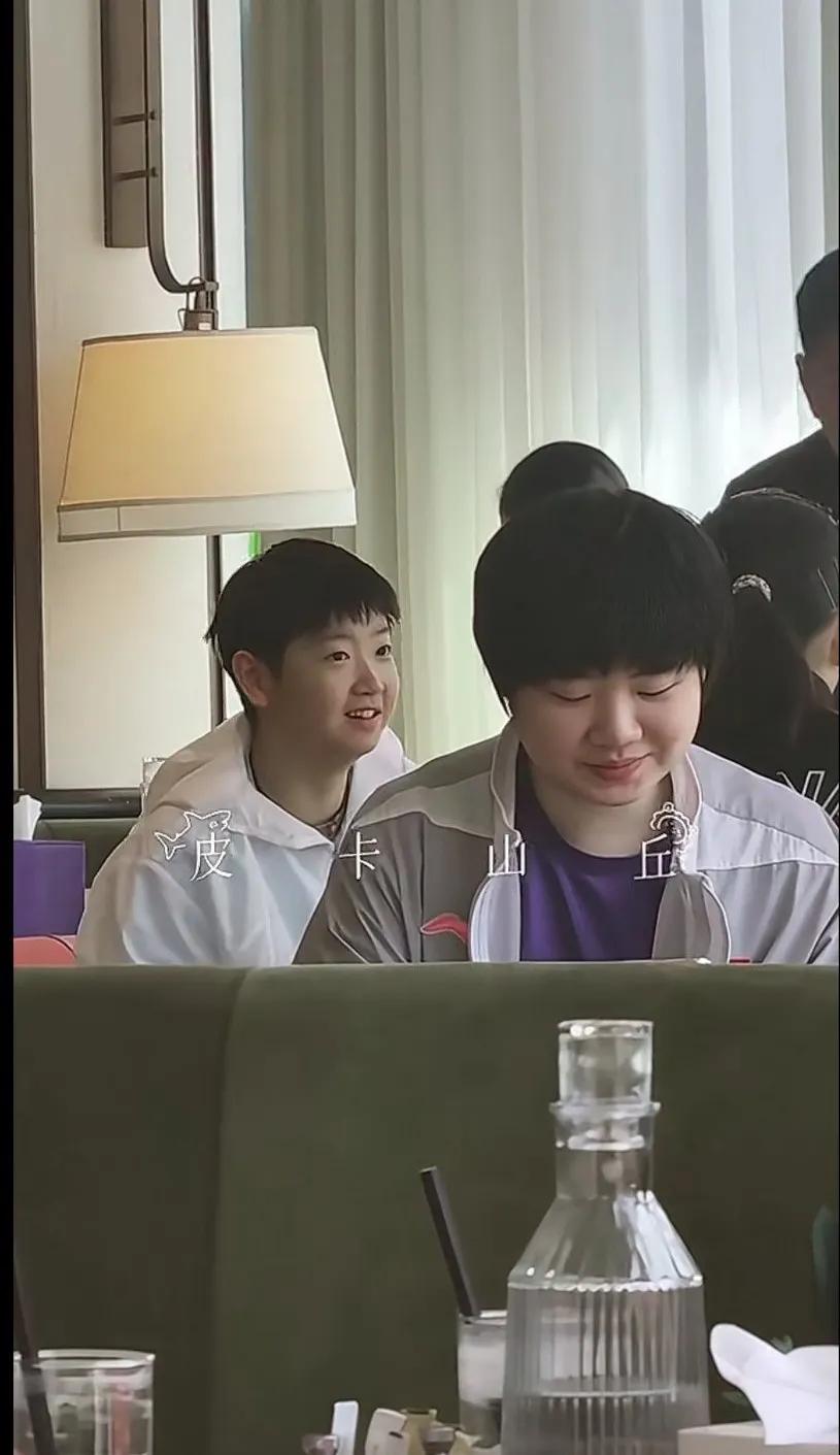 小曼姐：小样，被我发现了吧[呲牙笑]拍下来发群里，让我们所有人也曲曲你们[滑稽笑]