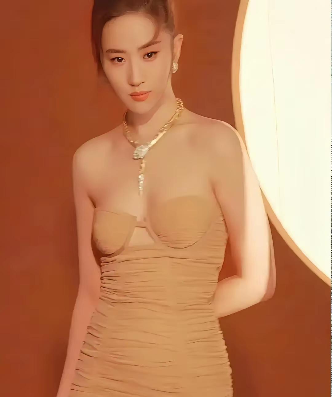 刘亦菲的这组写真照着实太普通了，毫无惊艳之感，甚至略显俗气，全然不像大师之作。