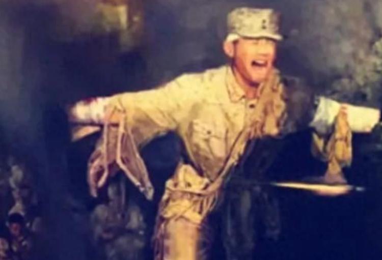 1945年，一位新四军战士冒着枪林弹雨将红旗插上了淮阴城楼，日伪军趁他不备将他的