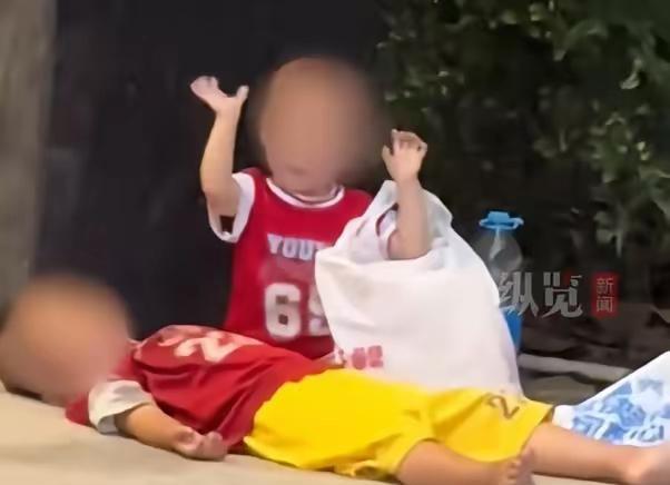 深圳，一位男子，来到地铁口丢下三位幼童，一名男童、两名女童。放下简单的食物跟水，
