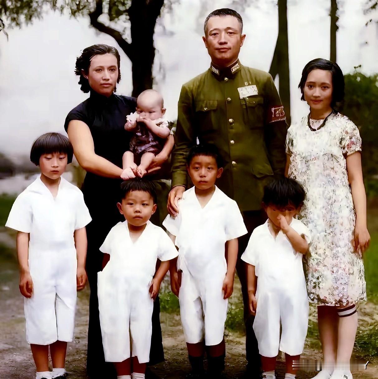 这便是他们一家八口的真实模样，绝非演戏，也并非电视剧里的演员，而是1939年他们